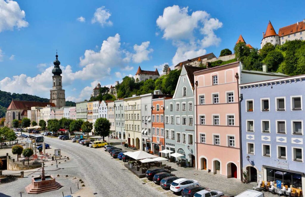Altstadt Burghausen Stadtplatz mit weltlaengster Burg