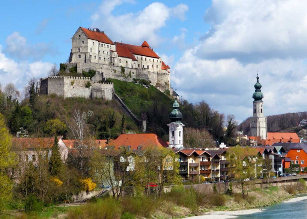 Burg Altstadt Burghausen im Fruehling