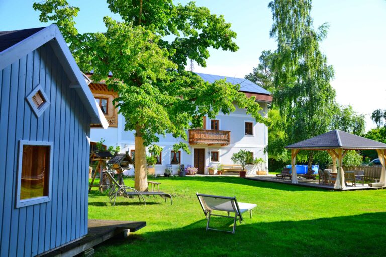 „Beim Hofbauer“ erwartet Sie ein gemütlicher Hof mit einer alten Linde, einem Pavillon, einem Spielhaus und Liegestühlen zum Entspannen.