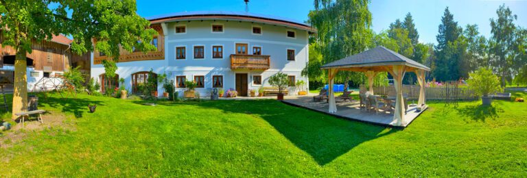 Terrasse mit Gartenlaube und Ferienhaus Beim Hofbauern